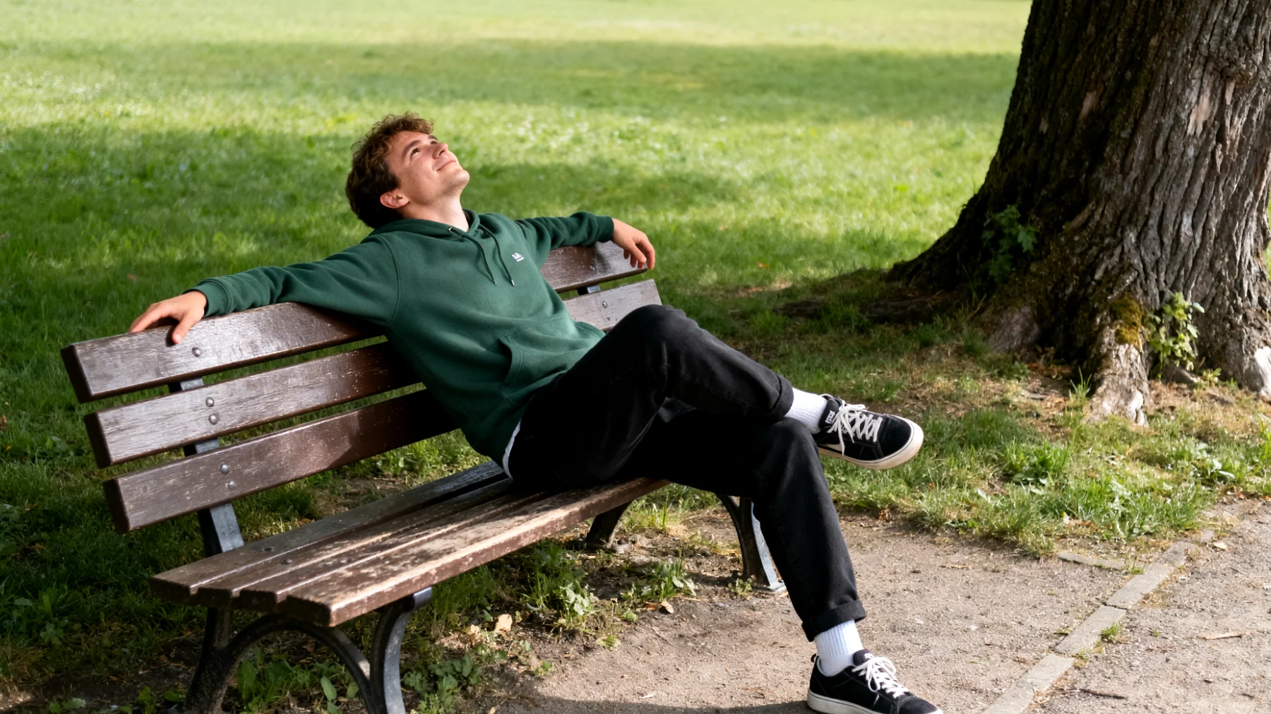 Die Eltern bemerken eine zunehmende Rivalität und Eifersucht zwischen ihren Jugendlichen, die sich in ständigen Streitigkeiten, Vergleichen und dem Gefühl äußert, ungleich behandelt zu werden. Jedes Kind kämpft um Aufmerksamkeit, Anerkennung und die Zuneigung der Eltern, was zu einem angespannten Familienklima und emotionalen Verletzungen führt."