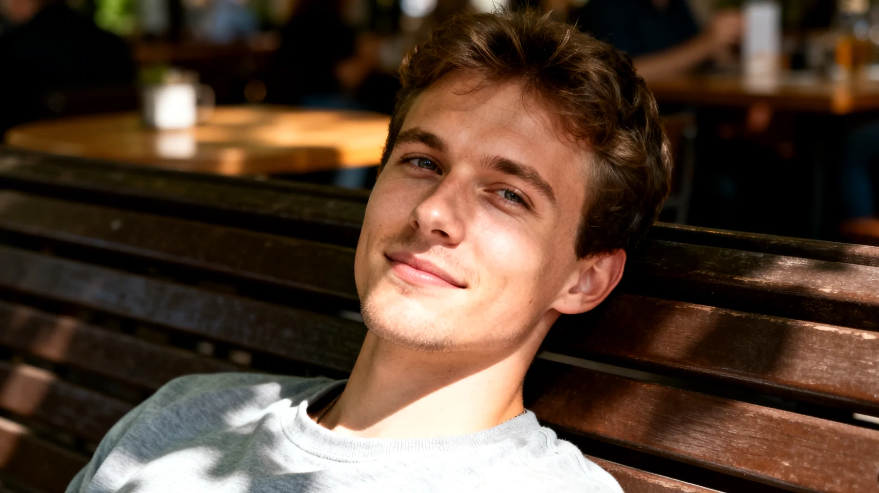 Die Eltern kämpfen täglich damit, den übermäßigen Konsum von Smartphones, Fernsehen und Videospielen ihrer Kinder zu regulieren. Die Kinder verbringen stundenlang vor Bildschirmen, vernachlässigen dabei Hausaufgaben, Mahlzeiten und familiäre Interaktionen. Jeder Versuch der Eltern, Grenzen zu setzen, führt zu heftigen Reaktionen und Spannungen innerhalb der Familie."