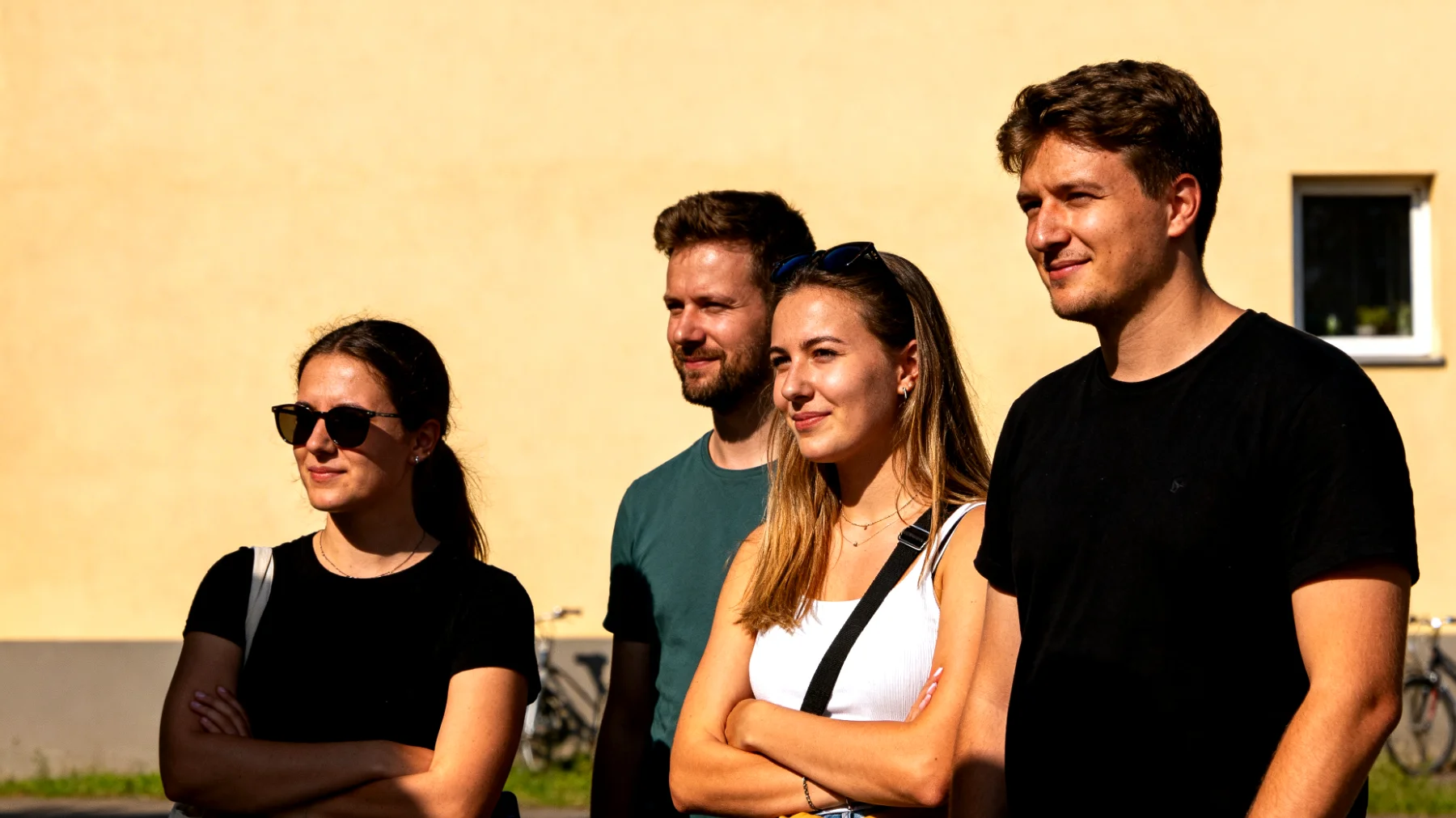 Eine Mutter bemerkt, dass ihre jugendliche Tochter (15 Jahre) seit dem Umzug in eine neue Stadt vor einigen Monaten zunehmend verschlossen, gereizt und ängstlich wirkt. Die Tochter weigert sich, die neue Schule zu mögen, hat Schwierigkeiten, neue Freundschaften zu knüpfen, und sehnt sich ständig nach dem alten Leben zurück. Die Mutter fühlt sich hilflos und weiß nicht, wie sie ihrer Tochter helfen kann, diese Übergangsphase zu akzeptieren und emotional zu verarbeiten."