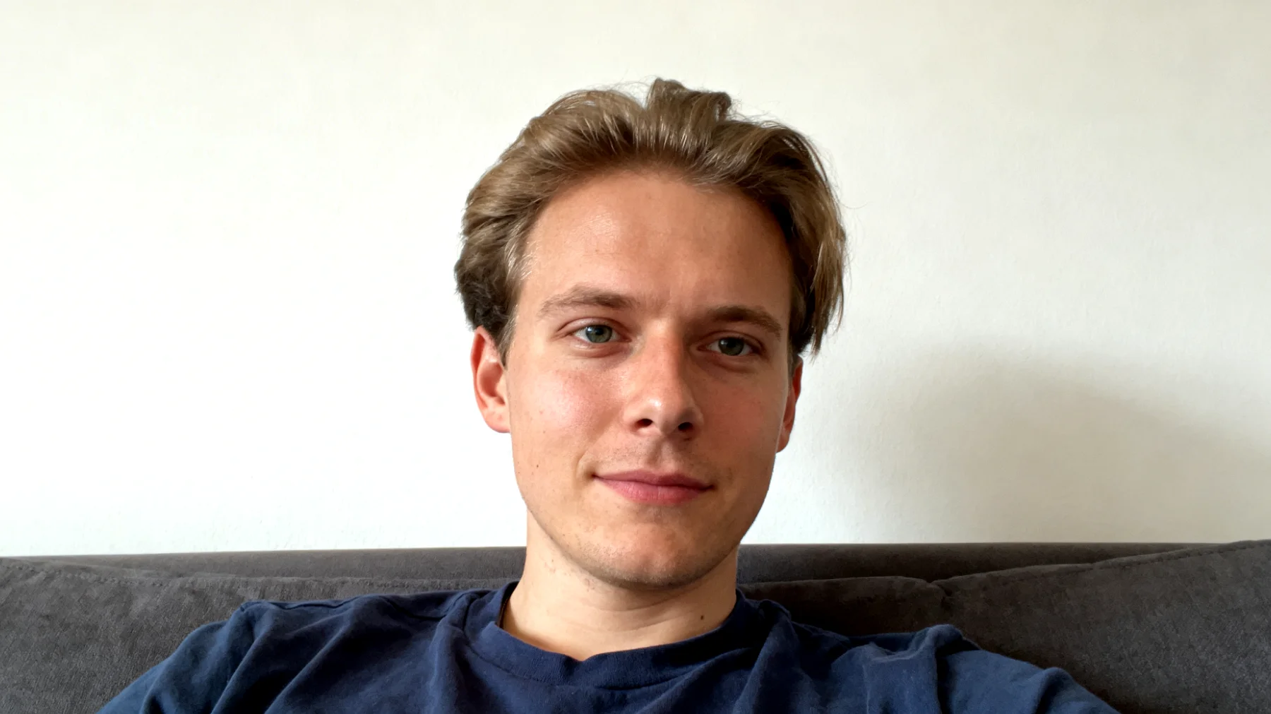 Die Mutter eines kleinen Kindes arbeitet Vollzeit und ist oft erschöpft. Sie schafft es nicht immer, abends präsent zu sein oder qualitätsvolle Zeit mit ihrem Kind zu verbringen. Wenn sie ungeduldig reagiert oder das Kind vor dem Tablet lässt, um sich kurz zu erholen, überkommt sie ein tiefes Schuldgefühl – das Gefühl, keine 'gute Mutter' zu sein. Dieses Schuldgefühl belastet sie emotional stark und beeinflusst ihre Stimmung, ihr Selbstbild und ihre Beziehung zum Kind."